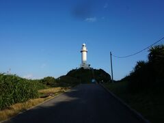 向かったのが御神崎灯台。8:30頃に到着したらトイレ掃除の方だけでだーれもいない。