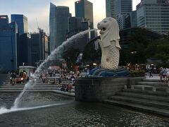 そして、シンガポールといったらマーライオン！！
歩いて来ました。日中は暑いので汗かきました。笑。
意外と感動。これでシンガポール来た実感ができました。
観光客も多くてさすがのスポットです。
ちなみに隣にある子供のマーライオンも可愛かった。