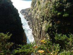 馬ケ背の断崖。

日本最大の柱状節理の断崖だそうです。

