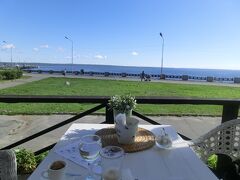 水上バスの時間まで結構あるのでカフェでゆっくり。
キジ島の水上バスを手配してくれた現地ガイドと３０分ほどおしゃべり。
ちなみに、ガイドとのおしゃべりでカレリア共和国を初めて知りました。キジ島行くのに勉強不足。