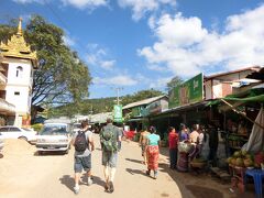 登山口の前の道路でミニバスを降りました。