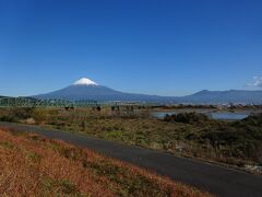 富士山を眺めながら富士川沿いを散策