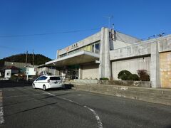 山頂から約1時間25分でJR身延線の内船駅に到着。ここも無人駅です。列車の本数が少ないので1時間近く待ちました。