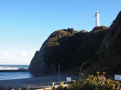 昼食後は塩屋崎にやって来ました。
小名浜港もそうですが、ここまでの道中も空き地が目立ちますし、津波被害の復興工事も盛んにおこなわれていました。
