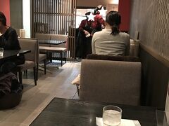 あぶり餅を食べることは叶わなくなったので、次の目的地までバスで向かいます。
京都名物のぎゅうぎゅう満員バスに揺られながら、着いたのは錦市場。
の、冨美家。お腹が空いたのでまずは鍋焼きうどんランチ。