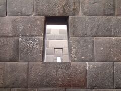 インカの神殿の跡に建てられた教会を見学します。インカ帝国を征服したスペイン人がキリスト教の教会を建てたのですが、今は、教会内に残るインカの遺跡を目当てに大勢の観光客が訪れます。キリスト教がふたたびインカの人たちにされたかのような不思議な気持ちになります。