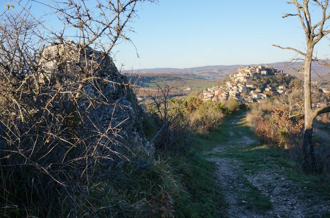 コルドシュルシェル<br />「空の上のコルド」という意味。<br />海抜２９１ｍの丘に１３世紀からの皮革や織物産業で繁栄した中世の街並みが素晴らしい。<br />手前の丘から全貌を眺める