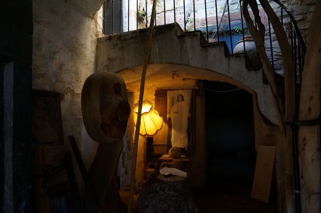 芸術家の老人の家、出入り自由