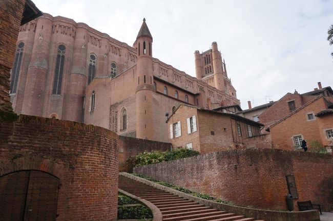 サント・セシル大聖堂の奥、タルン川沿いのベルビ宮殿<br />