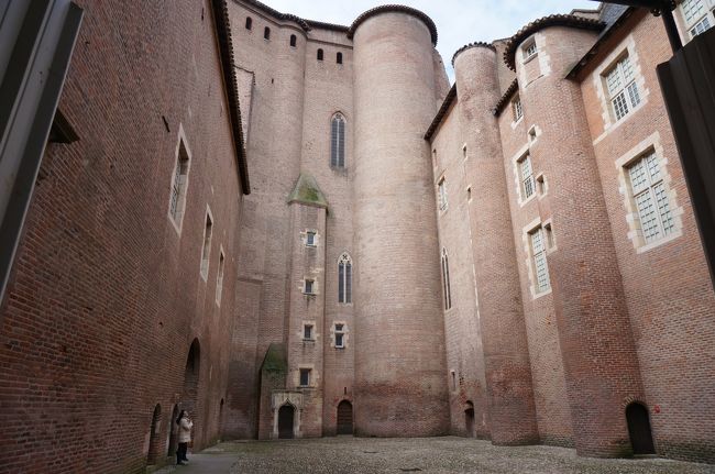 カタリ派弾圧後の、要塞のような外観を持つ堅固な司教館