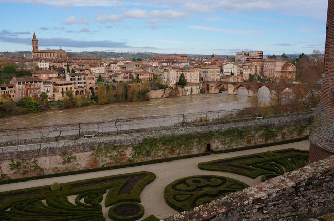 ベルビ宮殿からタルン川とヴュー橋を見る
