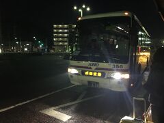 やって来ました！
6:05発成田空港行き。
ドアtoドアの空港バスの楽さを覚えたら電車には乗れません。
ちょっとお高いですけど…。