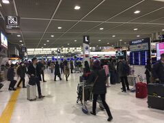 無事に成田空港到着です。
連休初日だからか8時半過ぎなのにスゴい人でごった返しています。
年末年始は更に混雑する事でしょう。
私は実家でのんびり過ごしますw