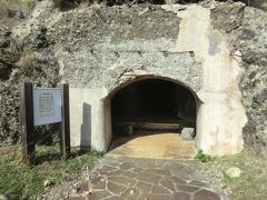 このトンネルは戦時中、トーチカ(壕)として使われました。
中に入ってみましょう。