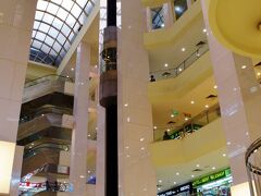 このラッキープラザ、なかなかいいレートの両替所がひしめき合ってます。両替が必要で近くにお立ち寄りの予定がある場合はオススメです。
ちなみに、地下に色々な航空会社のロゴ入りネームタグを作ってくれるお店があります。客室乗務員のお姉さまにも人気のようで、よく客室乗務員のお姉さまのカバンにタグがついてます。