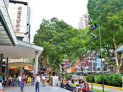 お腹空いたのでオーチャードロードへ出掛けます。シンガポールの銀座みたいな場所。
お目当ては『シンガポールチキンライス』。またの名を『海南鶏飯』でシンガポールを代表する料理。

到着した当日、海南鶏飯の有名店『文東記』の24時間営業バレスティア店がすぐ近くだったので食べに行こうと思ってましたが、彼女様がHOTEL81でご機嫌を損ねた為実現しませんでした。