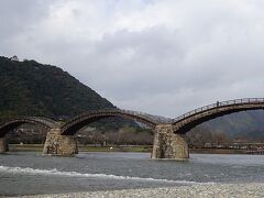 【錦帯橋】13:15～13:25
息子がまだ見たことないというので、せっかくなので、そのまま錦帯橋。
山賊から欽明路を真っ直ぐ来て数分。