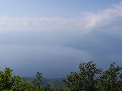 支笏湖がかすんで見えるのが今日の天気の特徴。
たしか海外で山火事があって、ＰＭ２．５が多く飛んできていたと記憶している。
それと関係があるのかはわからないが