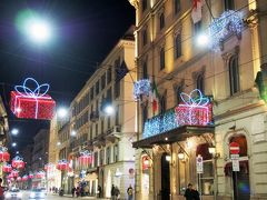 お目当てのもののお買い物の為に、モンテナポレオーネ通りへ。
ライトアップがかわいいんです。
通りによってどこもライトアップのオブジェが違って、楽しい。
