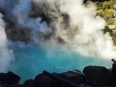 コバルトブルーの源泉は海のように見えて涼しげです。
でも、泉温は約98℃だとか。手を入れようものなら火傷してしまいます。