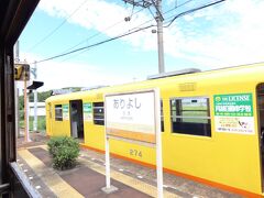 在良駅。電車とすれ違い。