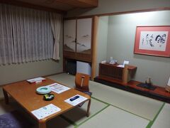 お部屋は銀杏館の一室。
そこでまたまた一仕事。 旅行の企画をしてから、この日に外せない仕事があったのを思い出したのでした... 失敗...