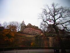 城壁がずっと続く中にお城が見えます。
街の素敵な景観にずっと見とれます。できることなら、バスを降りて写真が撮りたい！