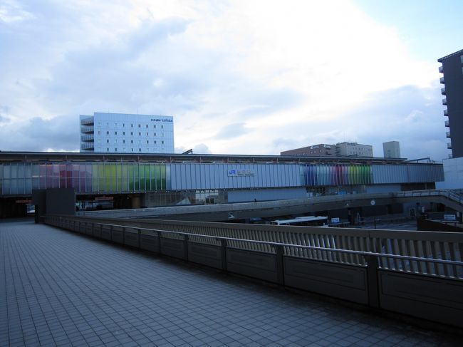 次はJR大和路快速で奈良駅にGO！<br />レインボーカラーがきれいな駅舎です。