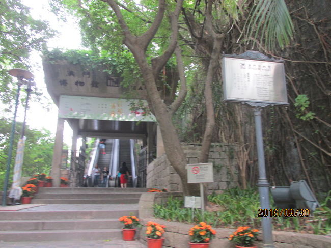 エスカレーターを下りると、ここが本来の博物館の入り口のようだ。