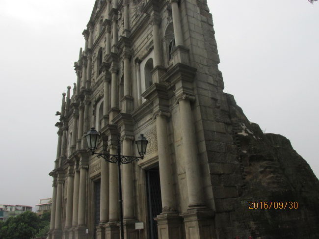 目の前にセントポール大聖堂の遺跡が立ってる。ここにはザビエルの足跡が確認でき、日本人としてうれしかった。