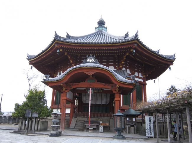 興福寺の南円堂。これも重要文化財です。