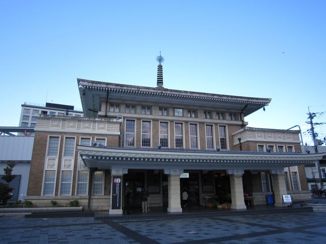 夕方になり日も暮れてきたのでバスで奈良駅にGO！<br />東口の奈良市総合観光案内所で昔の奈良駅舎だそうです。<br />様々な観光情報が満載でとても助かりました。また所内にはスタバが入っていました。