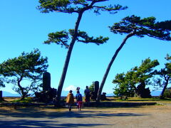 さらにさらに、三浦半島西海岸を北上・・
「森戸神社（大明神）」にやってきました。

公共交通機関利用なら、
JR逗子駅から京急バスで約15分「森戸神社」バス停下車すぐ。

「森戸神社」の駐車場の奥、松の先に見えるのは、「富士山」!　13:09