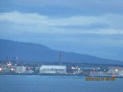 大型客船の港内での動きはかなりゆっくりですが、動いています。（*^_^*）
https://youtu.be/Hz_f5wR9nms
マウイ島入港（カフルイ港Kahului Harbor）
