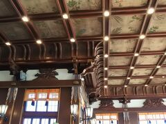 食堂棟は昭和5年建築。日光東照宮御本社の本殿をモデルにしている。

社寺建築を思わせる格天井には636種類の異なる高山植物が描かれ、天井付近の壁には507羽の野鳥と238匹の蝶が羽ばたき、天井下には鶴などの色鮮やかな絵が施されている。