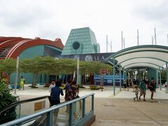 ようやく、水族館の建物が見えてきました。
時刻は12時半も近い。　モノレールに乗ってから、実に１時間以上…。 (~~;

お腹も空いてきました。
“鼎泰豊”の文字にかなり惹かれましたが、行きたい店があるので、グッと我慢。