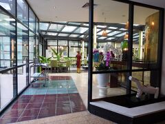 朝食はラウンジも利用できたが、「バー・ミィエン・レストラン」で。