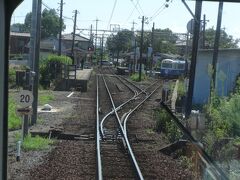その次が日永駅。八王子線の分岐駅。右方向にその電車が見えている。