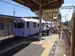 四日市行きとすれ違い。あちらも同じ形式の非冷房電車。