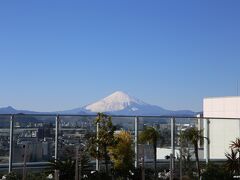 茅ヶ崎ラスカの屋上から眺める富士山　１２：３５頃

ＪＲ東海道線の車窓から富士山が見えるかチェックしながら茅ヶ崎駅に到着。
早速、駅ビル（ラスカ）の屋上へ。