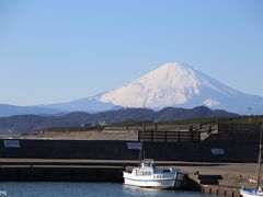 茅ヶ崎漁港から望む富士山