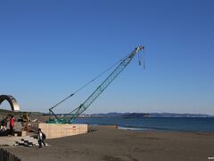 茅ヶ崎　サザンビーチ

何やら大きなクレーンが。
江の島を吊り上げるわけではないですが（笑）。