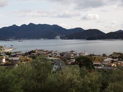 穏やかな瀬戸内の海と小豆島の街並み、そしてオリーブの木です。
遠くに見える白い建物は宿泊していたベイリゾートホテル。
本当にこの島は心が和みます。小豆島はとってもいい所だなぁ。