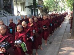 マハーガンダーヨン僧院。1500人の修行僧がいるそうです。
食事に向かうところ。