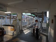 駅舎の中。正面が伊賀鉄道の改札。左は近鉄線の自動改札。
伊賀鉄道が近鉄から切り離されて、改札が別になった。

ただし鉄道施設はまだ近鉄が所有。２９年度に伊賀市に譲渡されるらしい。