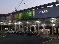 夕闇のＪＲ奈良駅。高架になってから来るのは初めてである。