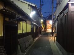 奈良駅からてくてく歩いて、「ならまち」というところにやって来た。
空襲を免れ、古くからの町並みが残る。