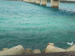 【浜比嘉大橋】

橋を渡って右が浜集落。左が比嘉集落です。

お天気があまりよくないので、海の色が今一かな(;´･ω･)