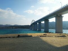 朝食を早々に切り上げ、定番の観光へ向かいます。

沖縄本島の魅力の一つで車で島へも行けること。

海の透明度やビーチの白さが群を抜いているのが瀬底島のビーチです。
今日はお天気も回復してきたので、楽しみです(*^-^*)
