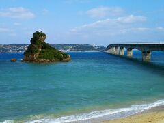 【古宇利島】

沖縄本島北部にあるエメラルドグリーンの海に囲まれた小さな島です。
2005年に古宇利大橋が開通し、車で渡ることができ、橋を渡る際には透明度が高い海の間を車で走り抜けることができ、その景色の素晴らしさにビックリ( ﾟДﾟ)

海水浴はもちろんのこと、夕暮れには綺麗な夕日が、夜になれば満天の星空を臨むことができます。

島内には昔ながらの古民家やさとうきび畑があり、沖縄の原風景が今も色濃く残っています。こういったのどかな自然の中を、レンタサイクルでゆっくりと散策するのも人気の過ごし方です。また、飲食店や宿泊施設もあるため、丸一日の滞在はもちろん、長期滞在も可能です。

「恋の島」や「神の島」であるという言い伝えが残っており、「こうりじま」の語源が「恋島（くいじま）」だと言われていて、そのため、全国からカップルが訪れる島となっています。
